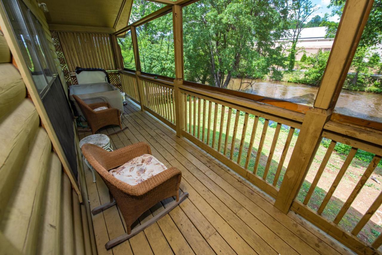 Cabin Close To Parkway Rd With River View ピジョンフォージ エクステリア 写真